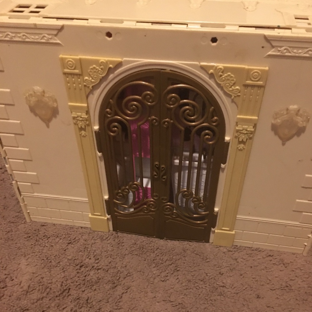 Bratz/ moxie girl dollhouse